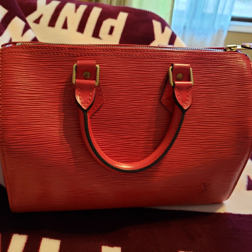 ❤SOLD❤Louis Vuitton epi speedy 25